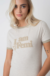 T-SHIRT I AM FEMI W KOLORZE NATURALNEJ KONOPII Z NAPISEM I LAMÓWKĄ W KOLORZE KHAKI - COSMA