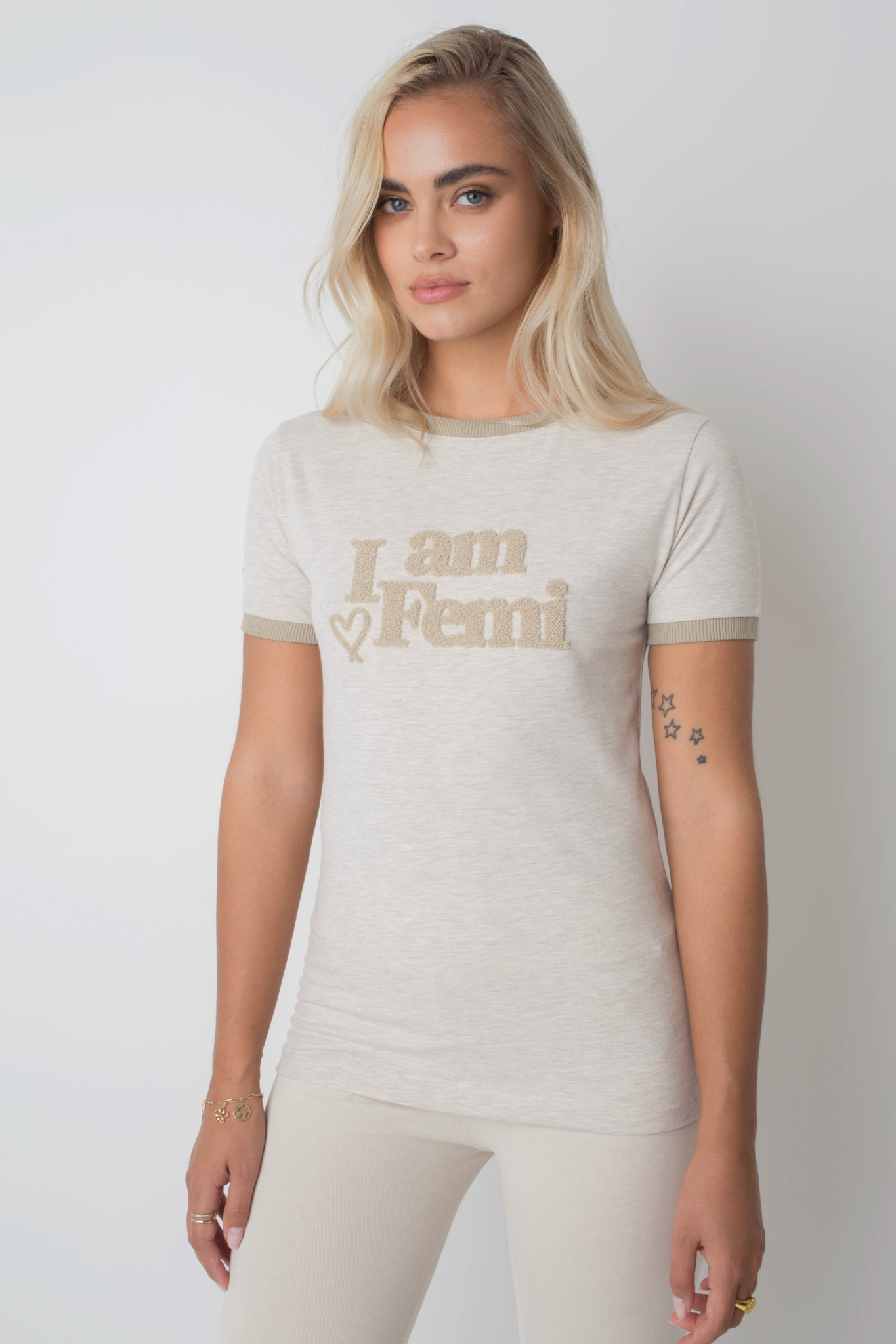 T-SHIRT I AM FEMI W KOLORZE NATURALNEJ KONOPII Z NAPISEM I LAMÓWKĄ W KOLORZE KHAKI - COSMA