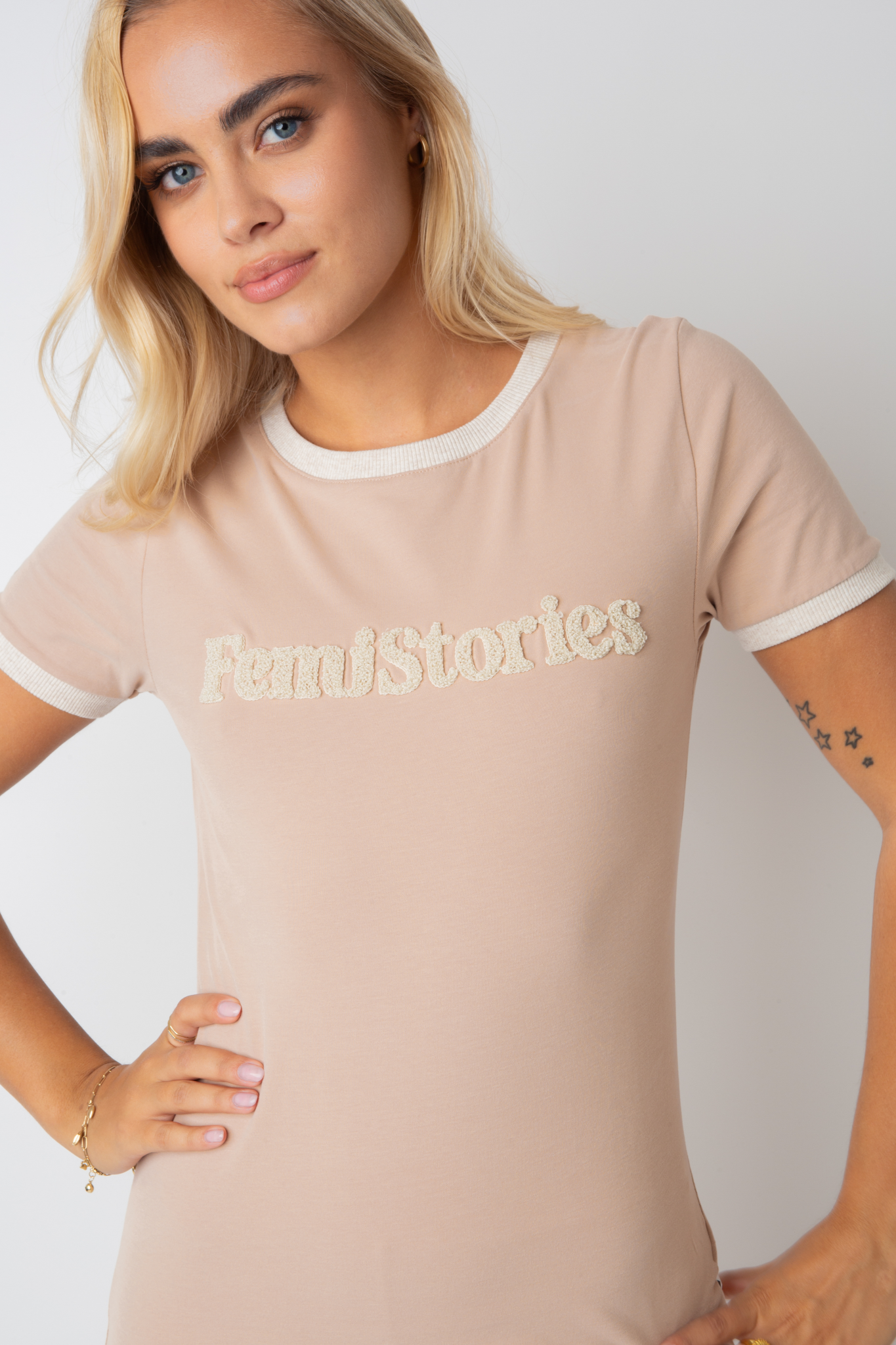 T-SHIRT FEMI STORIES JASNOBRĄZOWY Z BEŻOWYM NAPISEM I LAMÓWKĄ - COSMA