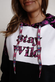 BLUZA Z KAPTUREM BIAŁO-CZARNA NAPISEM STAY WILD- NEMOS